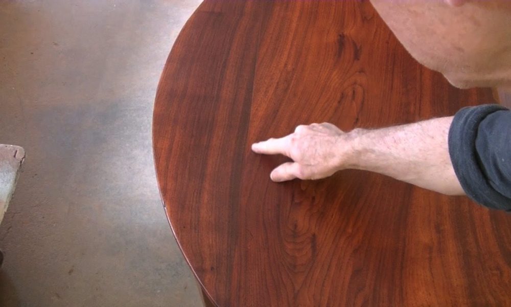 wood table repair photo (pointing)
